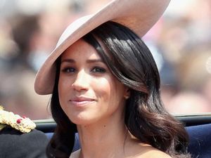 Pakai Gaun Berbahu Terbuka, Meghan Markle Terinspirasi Putri Diana?