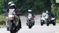Tidak hanya diiringi oleh pengawalan mobil tetapi juga pengerahan pengawalan keamanan bermotor. Kim Kyung-hoon/Reuters.