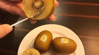 Tiap pagi menikmati buah kiwi yang bernutrisi tinggi, metabolisme tubuh terjaga, tubuh selalu bugar, tulis Alya. Wah ternyata ini rahasia kesehatan a la Alya yah. Foto: instagram @arohali