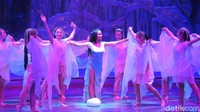 Gadis-gadis cantik Uyghur dalam pertunjukan berjudul Revisiting The Western Region di Xinjiang Grand Theatre, Kota Changji. Ceritanya mereka menjadi bidadari, cocok banget kan? (Fitraya/detikTravel)