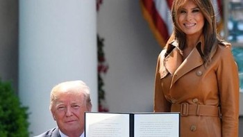 Trump juga kerap memamerkan beragam foto di Instagram, seperti foto ini saat bersama sang ibu negara Melania Trump. Instagram Trump punya follower 9 juta. Foto: Instagram