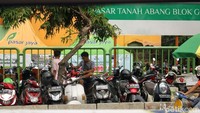 Di depan pasar Blok G sebagian trotoar juga di salah fungsikan untuk parkir motor.