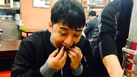 Syuting sebuah makanan membuat Seungri harus kelaparan terus. Kamu bisa tebak makanan apa yang sedang disantapnya? Foto: Instagram seungriseyo