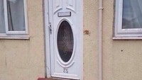 Bisa temukan keanehan dari pintu ini? Ya, pintunya terbalik. Boredpanda/Istimewa.