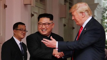 Momen paling bersejarah saat ini pertemuan dan jabatan tangan Kim Jong Un dan Donald Trump. Pertemuan yang berlangsung di Singapura itu dinilai dapat meredam ketegangan kedua negara tersebut soal nuklir. (Foto: Reuters)