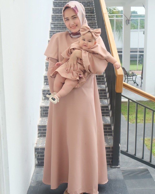 Untuk tampil kompak dengan anak, harus ada penyesuaian desain, warna, hingga motif. Adelia Pasha berani memakai motif-motif yang playful seperti polkadot, sehingga cocok juga dipakai putrinya yang masih kecil. Foto: Instagram/AdeliaPasha
