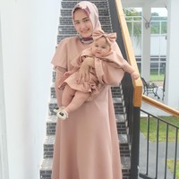 Untuk tampil kompak dengan anak, harus ada penyesuaian desain, warna, hingga motif. Adelia Pasha berani memakai motif-motif yang playful seperti polkadot, sehingga cocok juga dipakai putrinya yang masih kecil. Foto: Instagram/AdeliaPasha