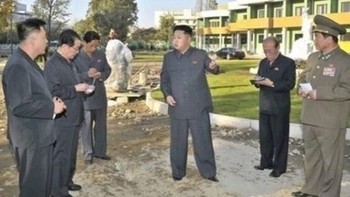 Di sini Kim Jong Un tampak menghadiri peresmian sebuah rumah sakit. Kenyataannya, dia tidak pernah hadir dengan melihat beberapa keanehan yang ada. Foto: Istimewa