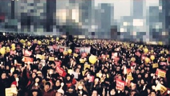 Televisi lokal Korea Utara memburamkan gedung-gedung di belakang warga Korea Selatan yang melakukan protes di Seoul agar masyarakatnya tidak bisa melihat kemegahan dari negara tetangganya tersebut. Foto: Istimewa