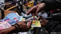 Harga jual amplop yakni Rp 10 ribu per tiga bungkus.