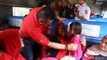 Hasto Kristiyanto Lepas Pemudik di Stasiun Senen