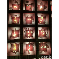 Koleksi perhiasan nan memukau buah desain Saint Laurent yang kerap mendampingi busana rancangannya. Aku suka busana yang simpel namun aksesorinya lebih heboh, ujar Saint Laurent dalam sebuah wawancara. (Foto: Daniel Ngantung/Wolipop)