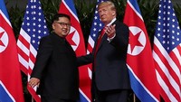 Menurut pakar bahasa tubuh, Karen Leong, dalam pertemuan pertama mereka, Trump dan Kim sama-sama berupaya untuk menunjukkan diri mereka sebagai pemimpin. (Foto: Reuters)