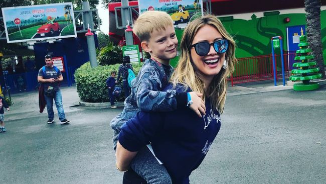 Kedekatan Hilary Duff dan Putranya yang Bikin Hati Adem