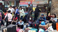 H-3 Lebaran Terminal Bantuan Grogol, Jakarta Barat di padati oleh pemudik yang ingin pulang ke kampung halaman.