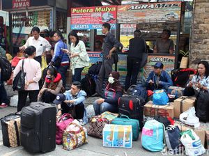 Terminal Bantuan Grogol Dipenuhi Pemudik