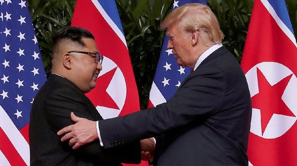 Detik-detik Pertemuan Bersejarah Trump-Kim yang Berlangsung Hangat