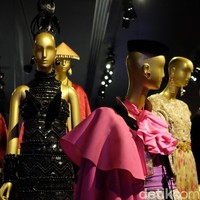 Perjalanan ke negeri-negeri eksotis menjadi sumber inspirasi utama Saint Laurent. Kaya akan detail, koleksi ini merefleksikan petualangan sang desainer ke Rusia, Spanyol, Arab, dan Maroko. (Foto: Daniel Ngantung/Wolipop)