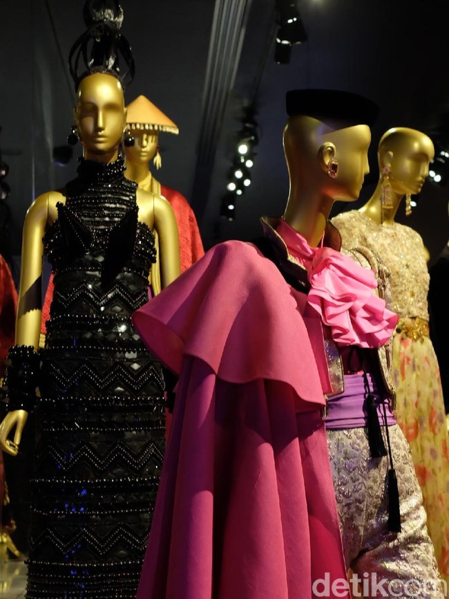 Perjalanan ke negeri-negeri eksotis menjadi sumber inspirasi utama Saint Laurent. Kaya akan detail, koleksi ini merefleksikan petualangan sang desainer ke Rusia, Spanyol, Arab, dan Maroko. (Foto: Daniel Ngantung/Wolipop)