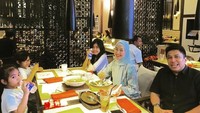 Lewat instagram pribadinya @arohali, perempuan yang kini berhijab ini sering memposting foto makan bersama keluarga. Seperti momen makan keluarga ini. Ternyata ini diambil saat berbuka puasa beberapa tahun lalu. Foto: instagram @arohali