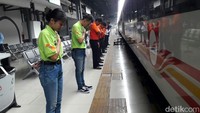 Kemudian, mereka meletakkan tangannya di dada (Foto: Marlinda Oktavia Erwanti/detikcom)