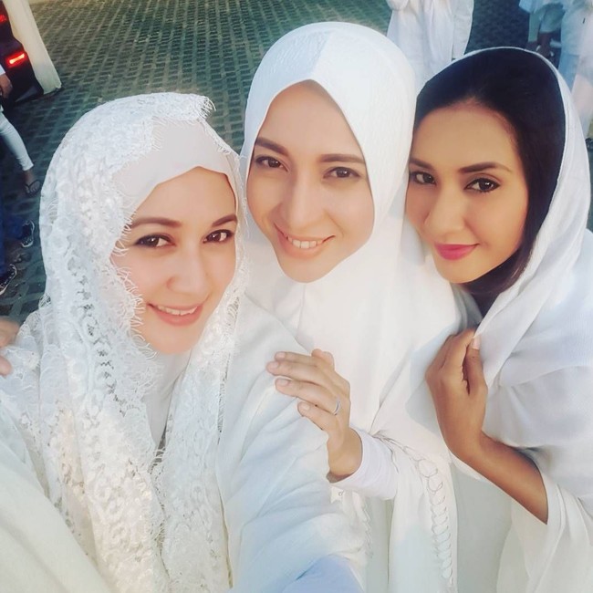 Selain aktif berorganisasi Dina Lorenza juga membesarkan bisnis busana muslim bernama Dilo by Dina. Ia menjual produk kebutuhan muslimah seperti gamis, khimar, hingga mukena. Foto: Instagram/DinaLorenza1975