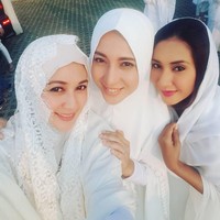 Selain aktif berorganisasi Dina Lorenza juga membesarkan bisnis busana muslim bernama Dilo by Dina. Ia menjual produk kebutuhan muslimah seperti gamis, khimar, hingga mukena. Foto: Instagram/DinaLorenza1975
