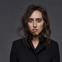 Wanita kelahiran Chicago ini tidak memiliki smartphone. Tidak seperti kebanyakan millennial, dia juga menghindari media sosial. Kamu tidak akan menemukannya di Facebook, Instagram, Twitter atau bahkan LinkedIn. Foto: Istimewa