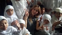 Kebersamaan Jessica Iskandar bersama anak-anak yatim-piatu. Foto: Veynindia