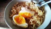 Mi rebus dengan paduan telur rebus setengah matang juga bisa dicoba nih. Foto: Instagram @depot_srirejeki  