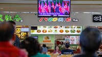 Pertemuan tingkat tinggi antara dua negara yang sebelumnya sempat berseteru ini gegerkan dunia. Tak ada yang menyangka bahwa Kim Jong Un, Pemimpin Korea Utara dapat berjabat tangan dengan Donald Trump, Presiden Amerika Serikat. Tyrone Siu/Reuters.