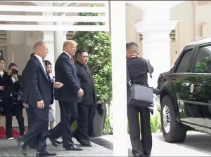 Usai Makan Siang, Trump Pamerkan The Beast ke Kim Jong-Un