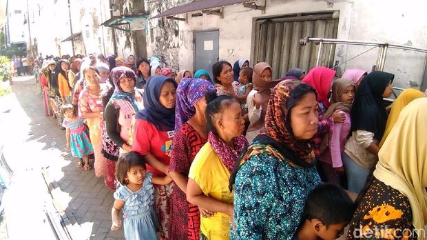 Warga mengantre sejak siang dan rela berpanasan