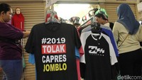 Berbagai macam baju untuk menyambut lebaran dipasarkan disini. Salah satunya adalah kaus dengan tulisan #2019 Tolak Capres Jomblo yang menarik perhatian pengunjung.