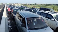 Petugas di lapangan cukup lambat melakukan pengalihan arus lalu lintas ke arah Brebes Timur sehingga terjadi stagnansi atau grid lock dan menyebabkan kondisi lalu lintas macet total dan sulit diurai. Ahmad Ziaul Fitrahudin/detikcom.
