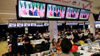 Tidak hanya warga Korea Utara yang fokus menyaksikan momen tersebut. Seluruh warga dunia juga ikut menjadi saksi momen bersejarah itu. Tyrone Siu/Reuters.