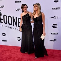 Nah, dari penampilan Jennifer dan Courteney ini, siapa favoritmu? (Foto: Getty Images)