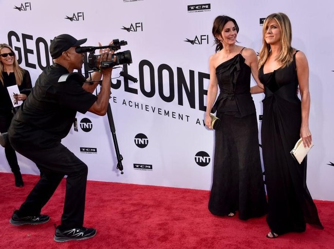 Nah, dari penampilan Jennifer dan Courteney ini, siapa favoritmu? (Foto: Getty Images)