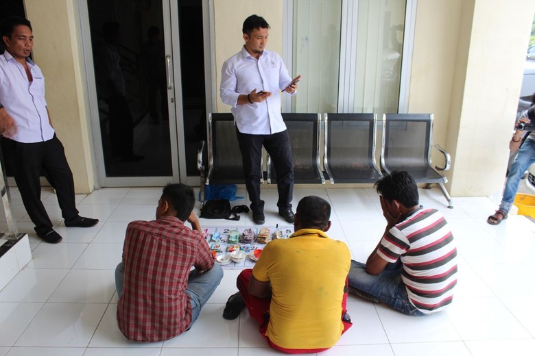 Main Judi Saat Ramadan, 3 Pria di Aceh Ditangkap Polisi Main Judi Saat Ramadan, 3 Pria di Aceh Ditangkap Polisi