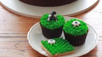 Simpel tapi keren. Kue yang satu ini seperti dilapisi rumput hijau padahal itu adalah cream. Lalu di bagian atas kue diberi sebuah bola yang seolah siap ditendang. Eits ada juga cupcakes mungil yang temanya sama. Foto : instagram @thecookieshop