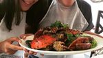 Anggunnya Pacar Baim Wong, Paula Verhoeven Saat Ngopi dan Makan Seafood