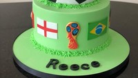Yakin mau dipotong kalau dapat kue ulang tahun seperti ini? Kuenya besar dan bagus banget ya. Ada ikon piala dunia, gawang hingga bola bundar di atasnya. Foto : instagram @juxaviercakedesigner