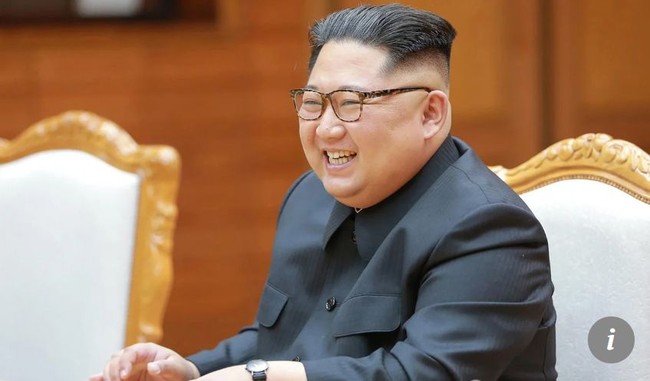 Setelan Mao motif pin-striped menjadi identitas Kim Jong Un. Pilihannya tidak jauh-jauh dari warna abu-abu atau hitam. Kadang bajunya diberi pin warna merah, atau aksesori berupa jam tangan mewah yang sering dipamerkannya di depan publik. Foto: Istimewa