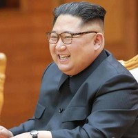 Setelan Mao motif pin-striped menjadi identitas Kim Jong Un. Pilihannya tidak jauh-jauh dari warna abu-abu atau hitam. Kadang bajunya diberi pin warna merah, atau aksesori berupa jam tangan mewah yang sering dipamerkannya di depan publik. Foto: Istimewa