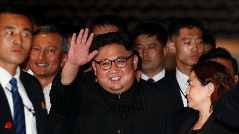Pemimpin Korea Utara Kim Jong Un yang jalan-jalan malam di Singapura (Reuters) Pemimpin Korea Utara Kim Jong Un yang jalan-jalan malam di Singapura (Reuters)