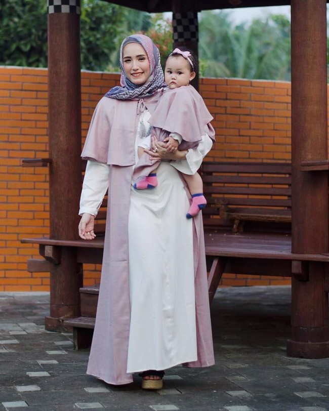 Penampilan Adelia ini juga cocok dicontek untuk silaturahmi Lebaran nanti. Baju seragam dengan potongan dress, memberikan kesan santun yang cocok dengan nuansa Idul Fitri. Foto: Instagram/AdeliaPasha
