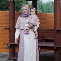 Penampilan Adelia ini juga cocok dicontek untuk silaturahmi Lebaran nanti. Baju seragam dengan potongan dress, memberikan kesan santun yang cocok dengan nuansa Idul Fitri. Foto: Instagram/AdeliaPasha