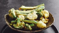 Brokoli, kembang kol dan buncis dijadikan tempura oleh netizen @ilovefoodiesct. Sebagai pelengkap, ia membuat soy sauce yang ditambah irisan cabai rawit. Foto: Istimewa
