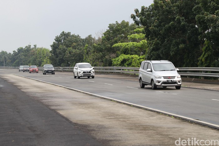 detikoto melakukan uji irit dari 6 mobil tipe MPV dari berbagai macam pabrikan di bridgestone sirkuit, Karawang. Ke enam mobil tersebut adalah Wuling Cortez, Suzuki Ertiga, Honda Mobilio, Daihatsu Xenia, Toyota Avanza dan Mitsubishi Xpander. Grandyos Zafna/detikcom