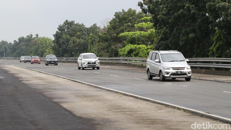 6 mobil berjalan beriringan dengan kecepatan maksimal 60/70 km per jam. Foto: Grandyos Zafna 6 mobil berjalan beriringan dengan kecepatan maksimal 60/70 km per jam. Foto: Grandyos Zafna